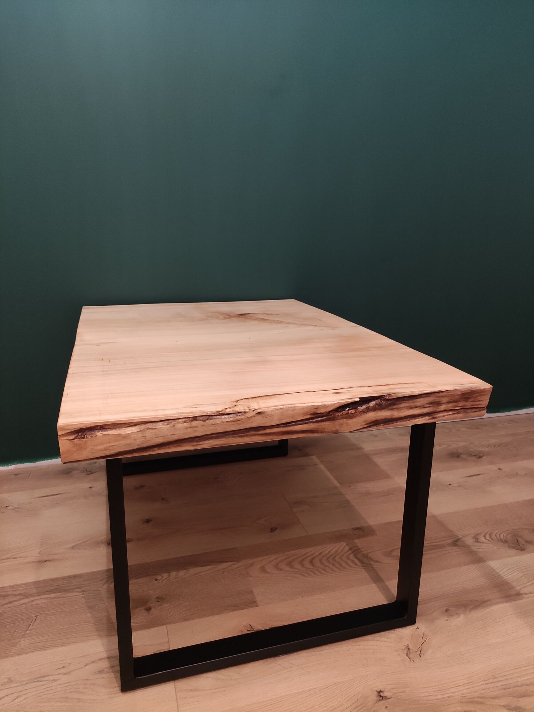 Projekt stolika kawowego z drewna litego